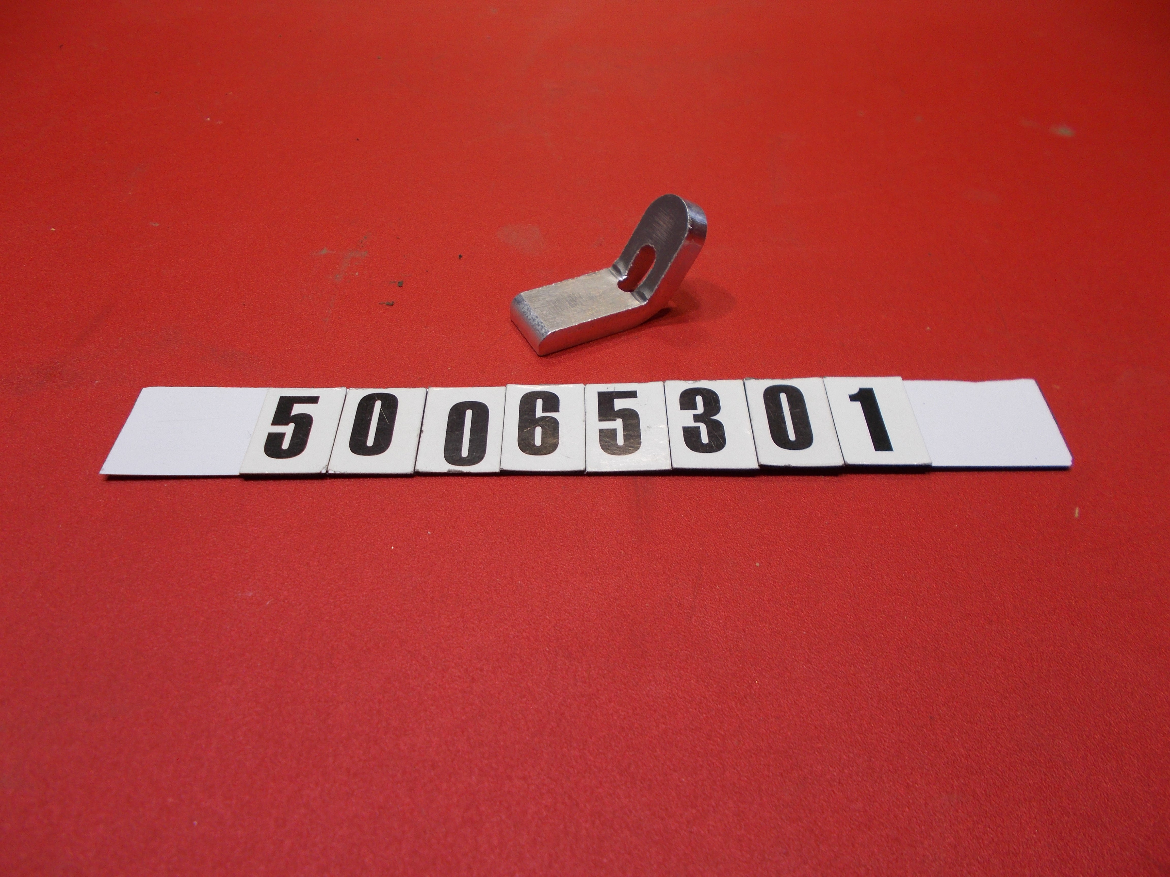 SCREEN-MOUNT CLIP #8 HOLE UNTHREADED