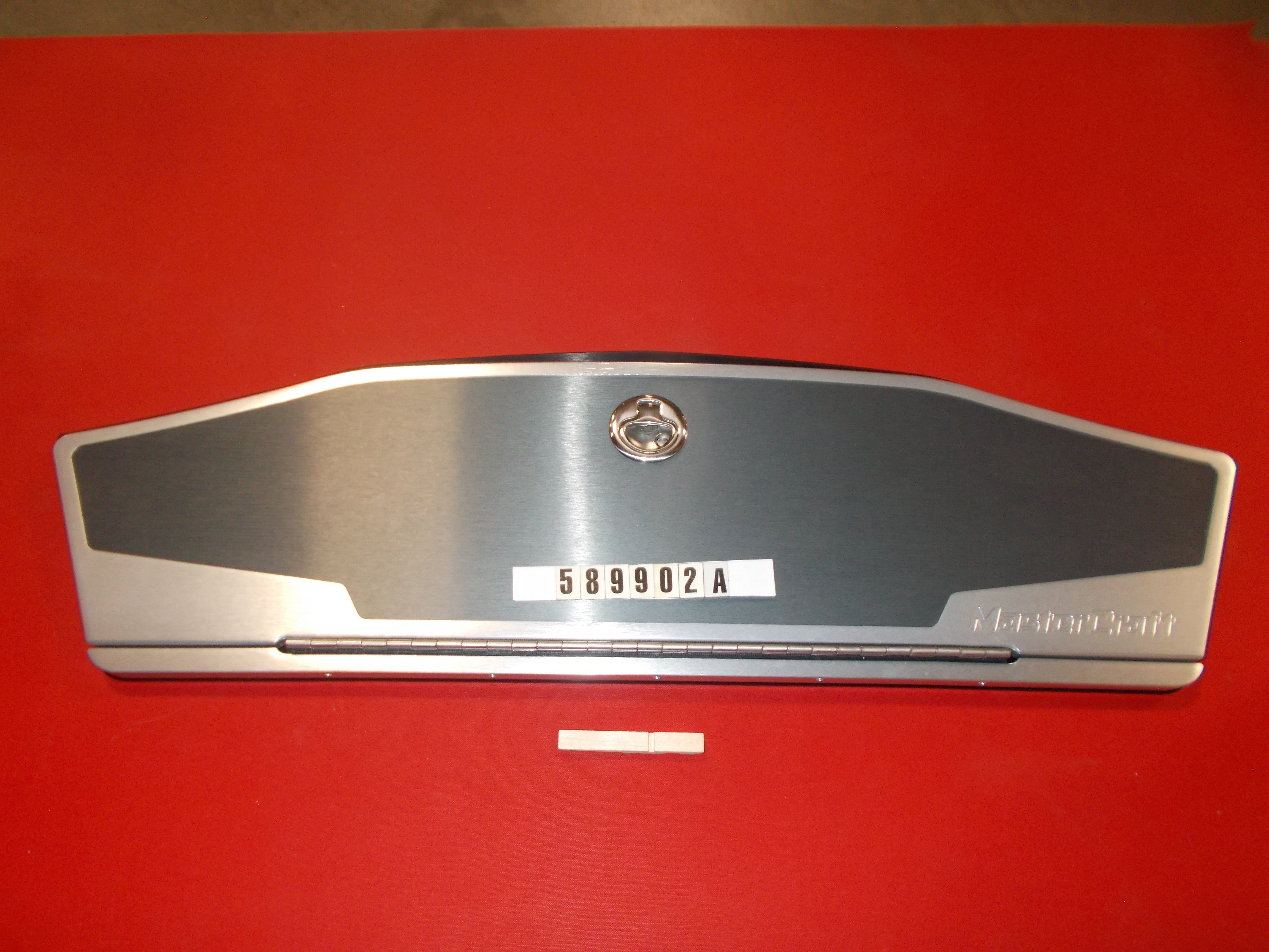 DOOR-GLOVEBOX PASNGR DASH X20/X23/X46 REV A '18