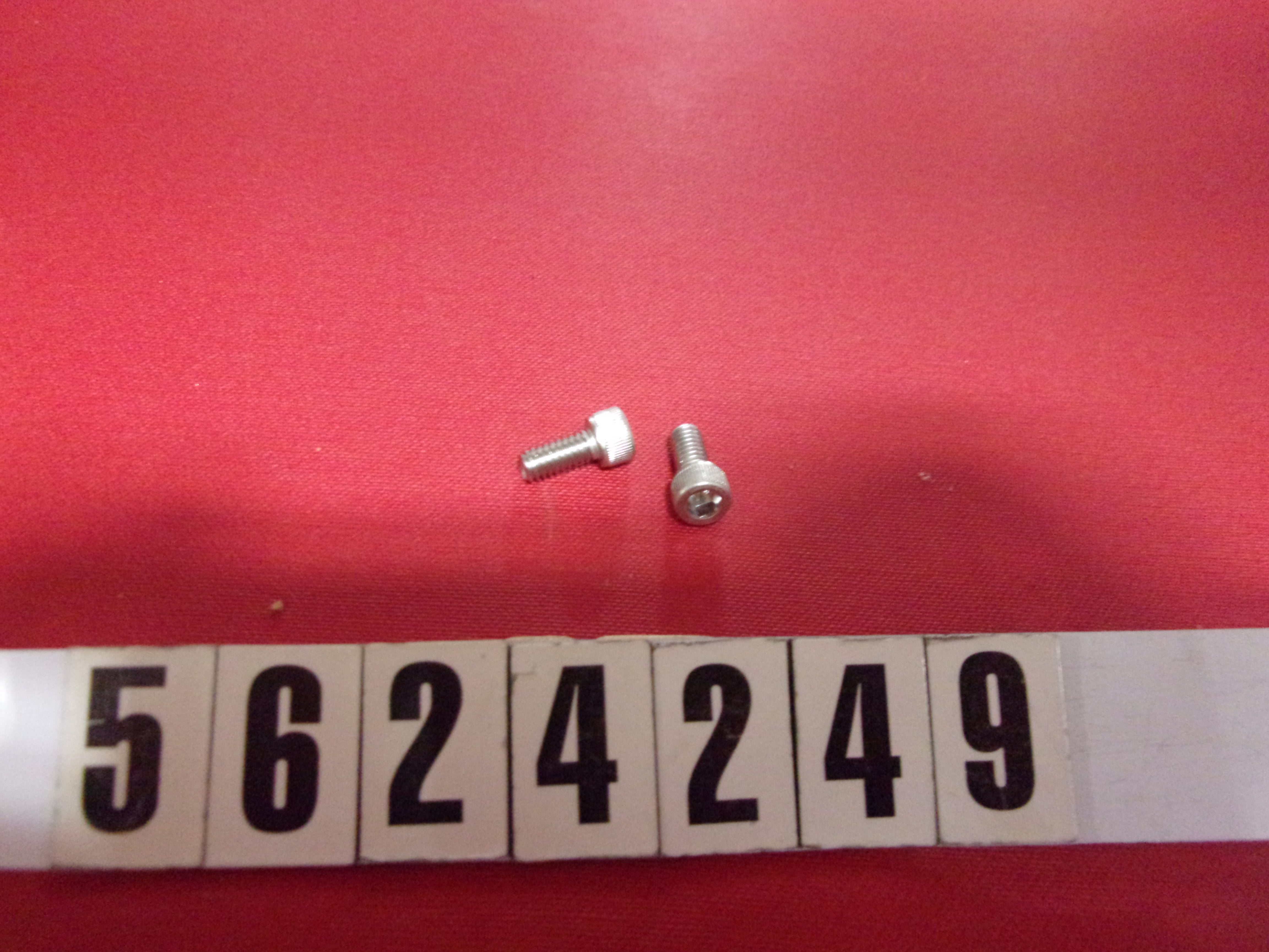 FLIP SEAT- BOLT 18-8 SHCS 8-32 X 3/8